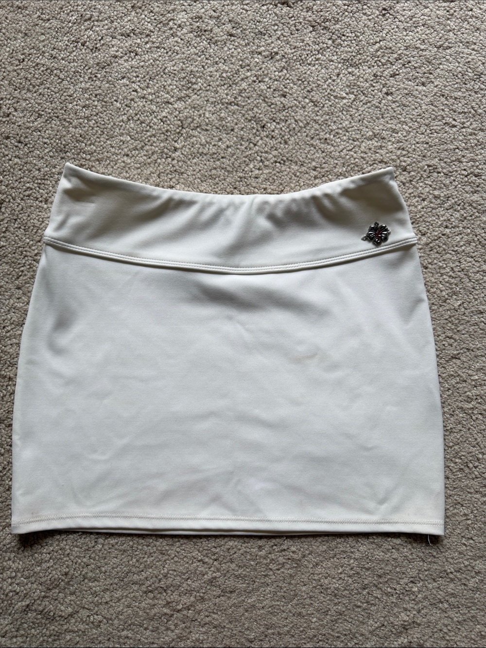 Divided Cream Mini Skirt with Decorative Brooch